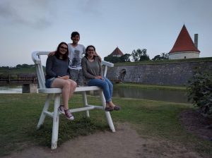 Unsere Drei vor der Bischofsburg in Kuressaare